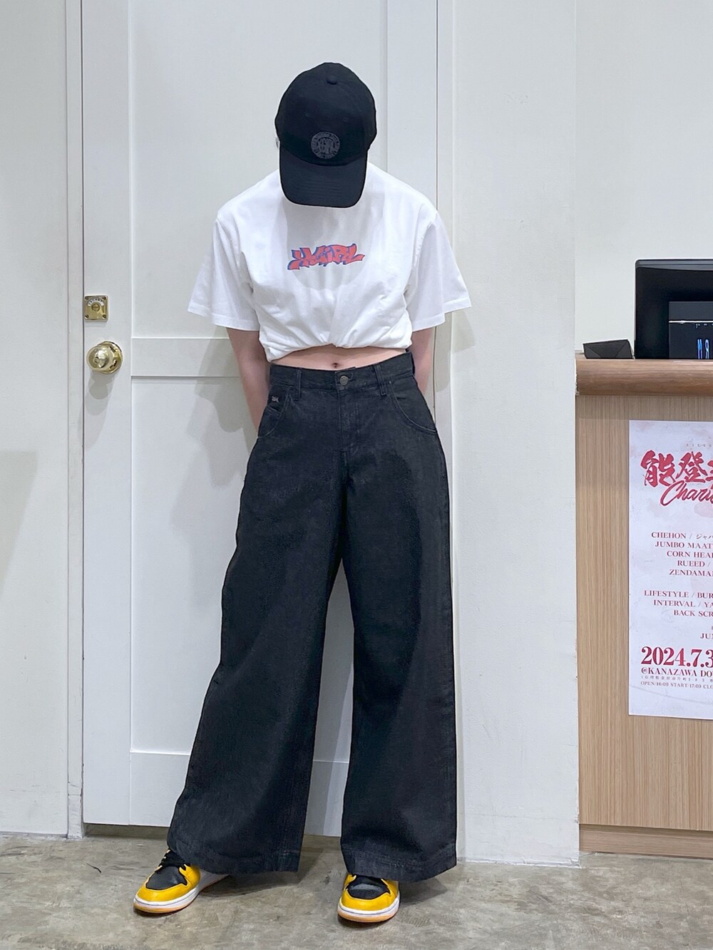 ブラック系のデニムパンツ、ホワイト系のTシャツ/カットソー、ブラック系のキャップを着用したメンズの夏コーディネートの2枚目の写真