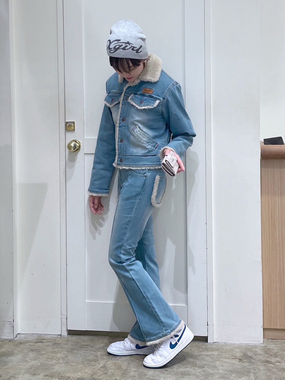 ブルー系のデニムジャケット、ブルー系のデニムパンツ、グレー系のニットキャップ/ビーニーを着用したメンズの秋コーディネートの3枚目の写真