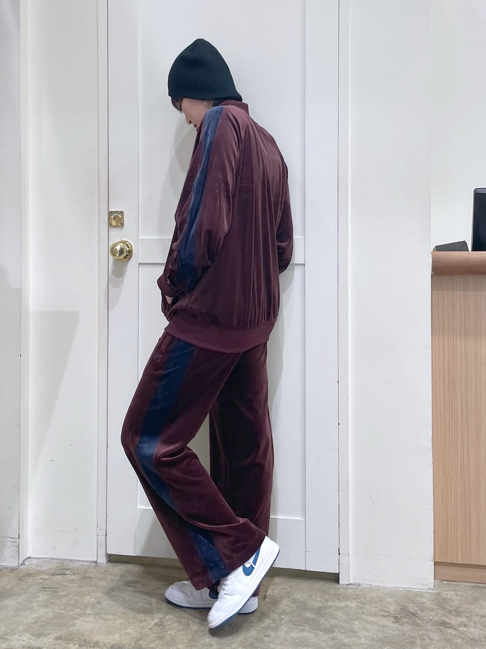 レッド系のブルゾン、レッド系のその他パンツ、グリーン系のタンクトップを着用したメンズの秋コーディネートの3枚目の写真