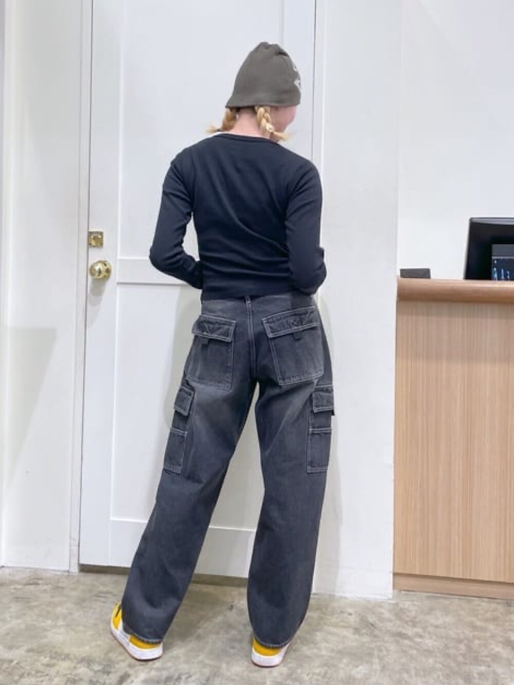 ブラック系のカーゴパンツ、ブラック系のTシャツ/カットソー、グリーン系のニットキャップ/ビーニーを着用したレディースの春コーディネートの3枚目の写真