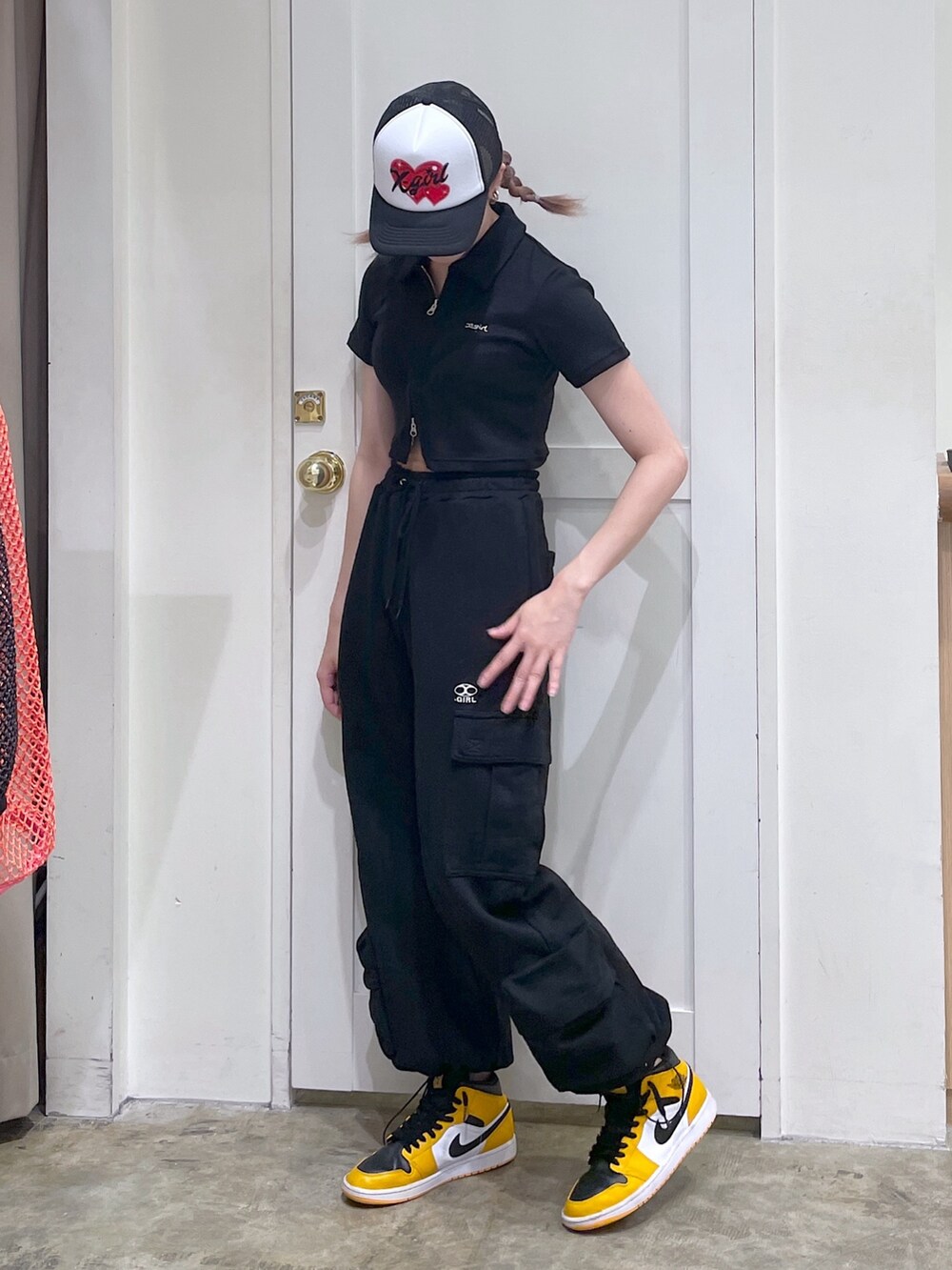 ブラック系のスウェットパンツ、ブラック系のTシャツ/カットソー、ブラック系のキャップを着用したメンズの春コーディネートの2枚目の写真