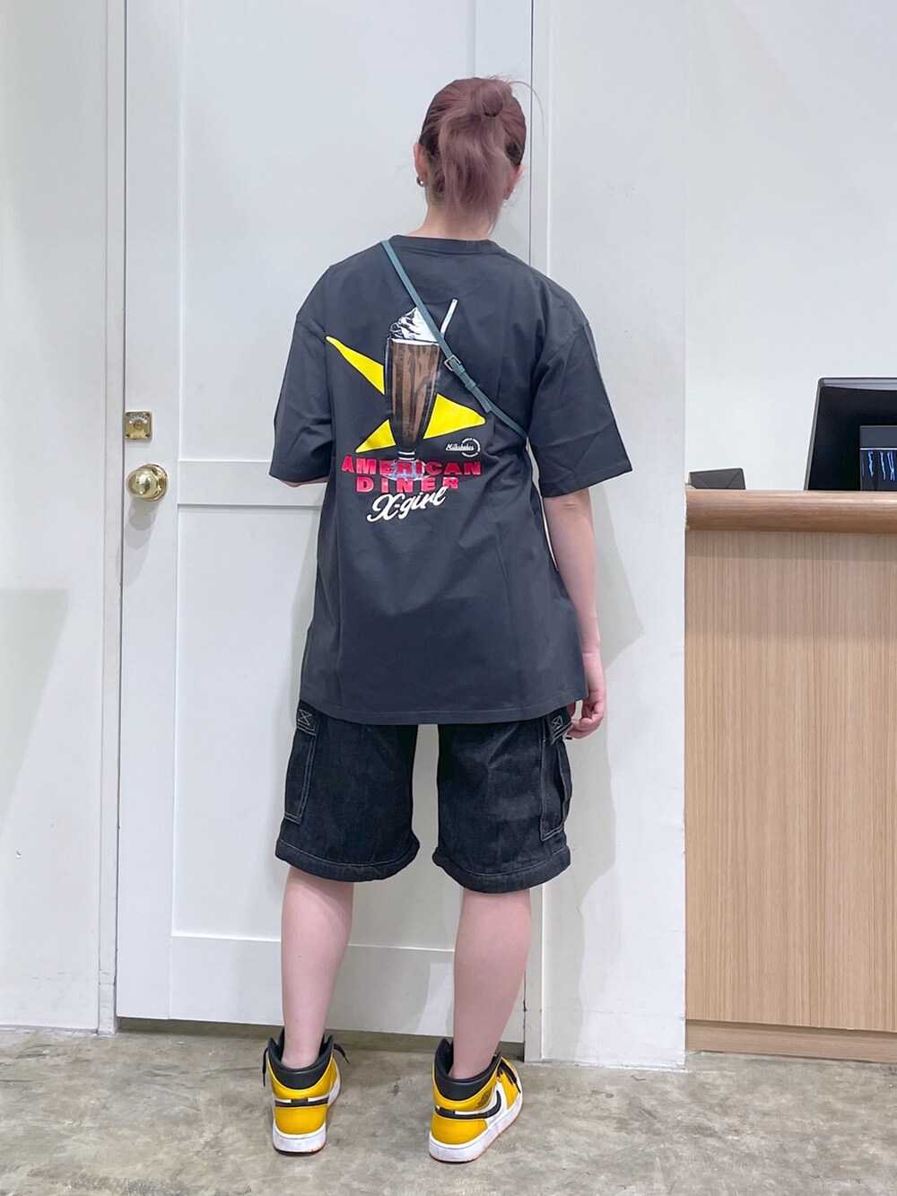 グレー系のTシャツ/カットソー、ブラック系のデニムパンツ、ブルー系のコインケースを着用したメンズの春コーディネートの3枚目の写真