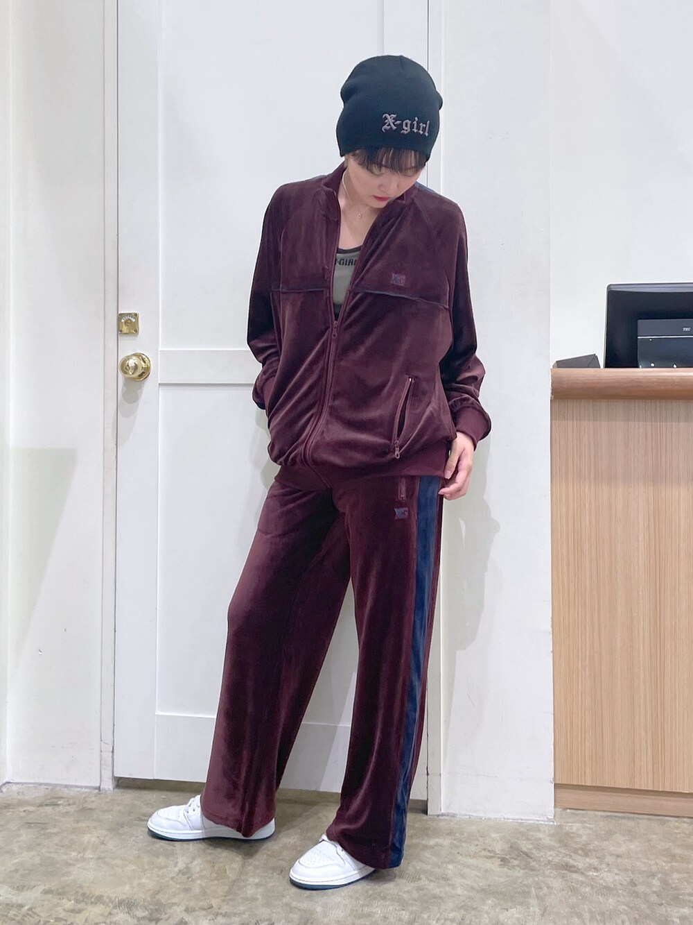 レッド系のブルゾン、レッド系のその他パンツ、グリーン系のタンクトップを着用したメンズの秋コーディネートの2枚目の写真