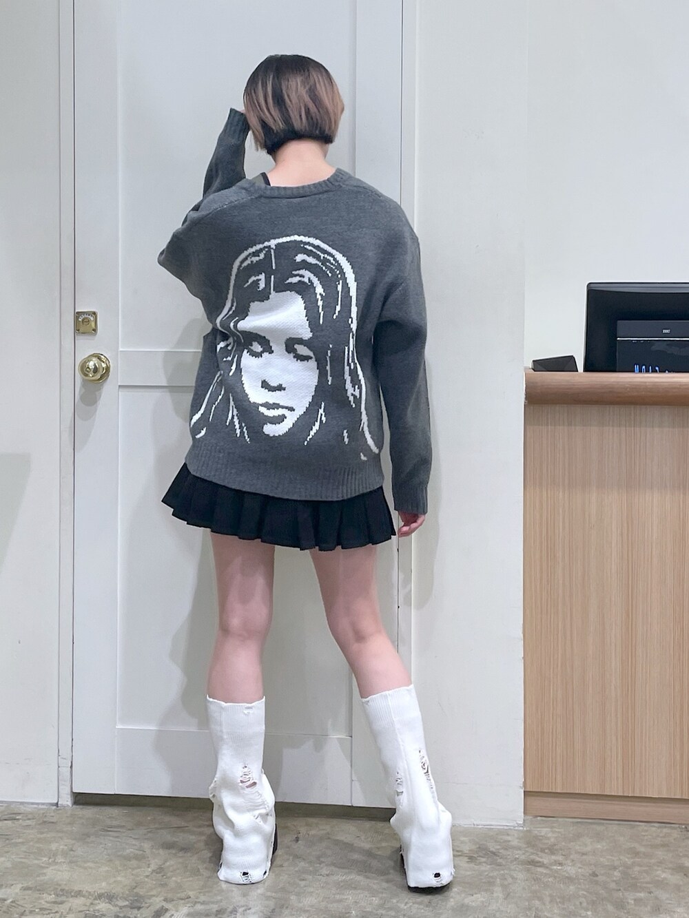 グレー系のカーディガン/ボレロ、グリーン系のタンクトップ、ブラック系のスカートを着用したメンズの秋コーディネートの4枚目の写真