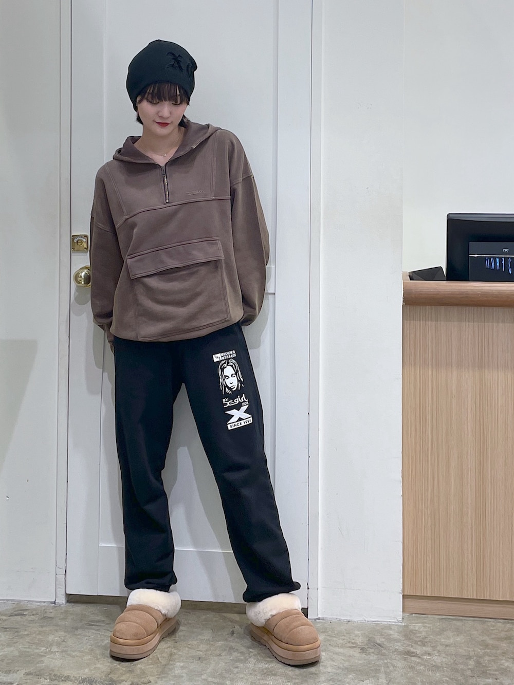 ブラウン系のパーカー、ブラック系のスウェットパンツ、ブラック系のニットキャップ/ビーニーを着用したメンズの冬コーディネートの2枚目の写真