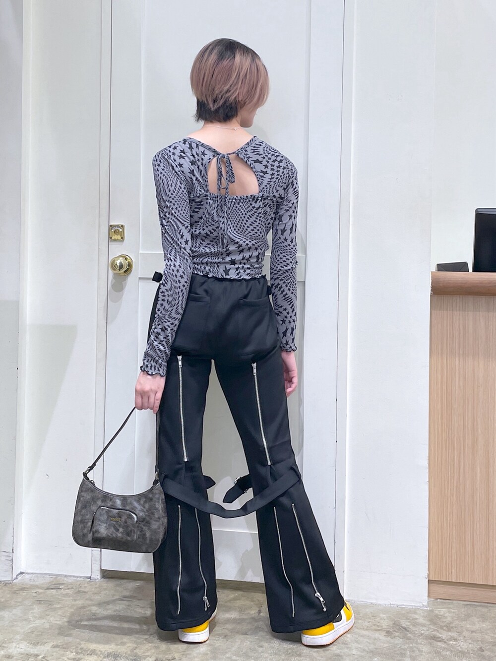 グレー系のTシャツ/カットソー、ブラック系のその他パンツ、ゴールド系のハンドバッグを着用したメンズの夏コーディネートの3枚目の写真