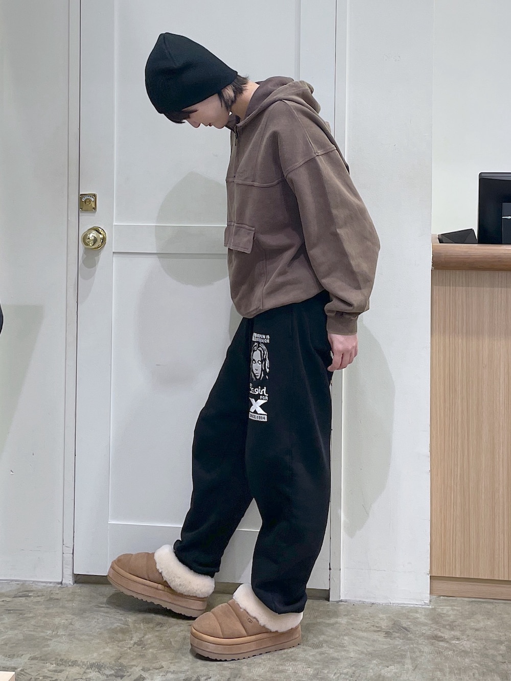 ブラウン系のパーカー、ブラック系のスウェットパンツ、ブラック系のニットキャップ/ビーニーを着用したメンズの冬コーディネートの3枚目の写真