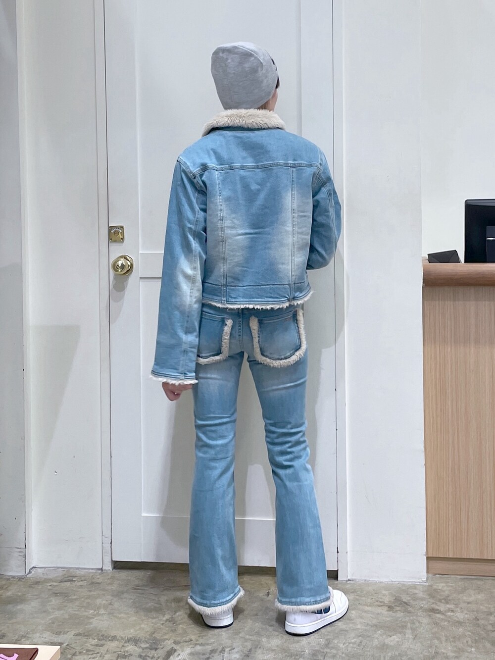 ブルー系のデニムジャケット、ブルー系のデニムパンツ、グレー系のニットキャップ/ビーニーを着用したメンズの秋コーディネートの4枚目の写真