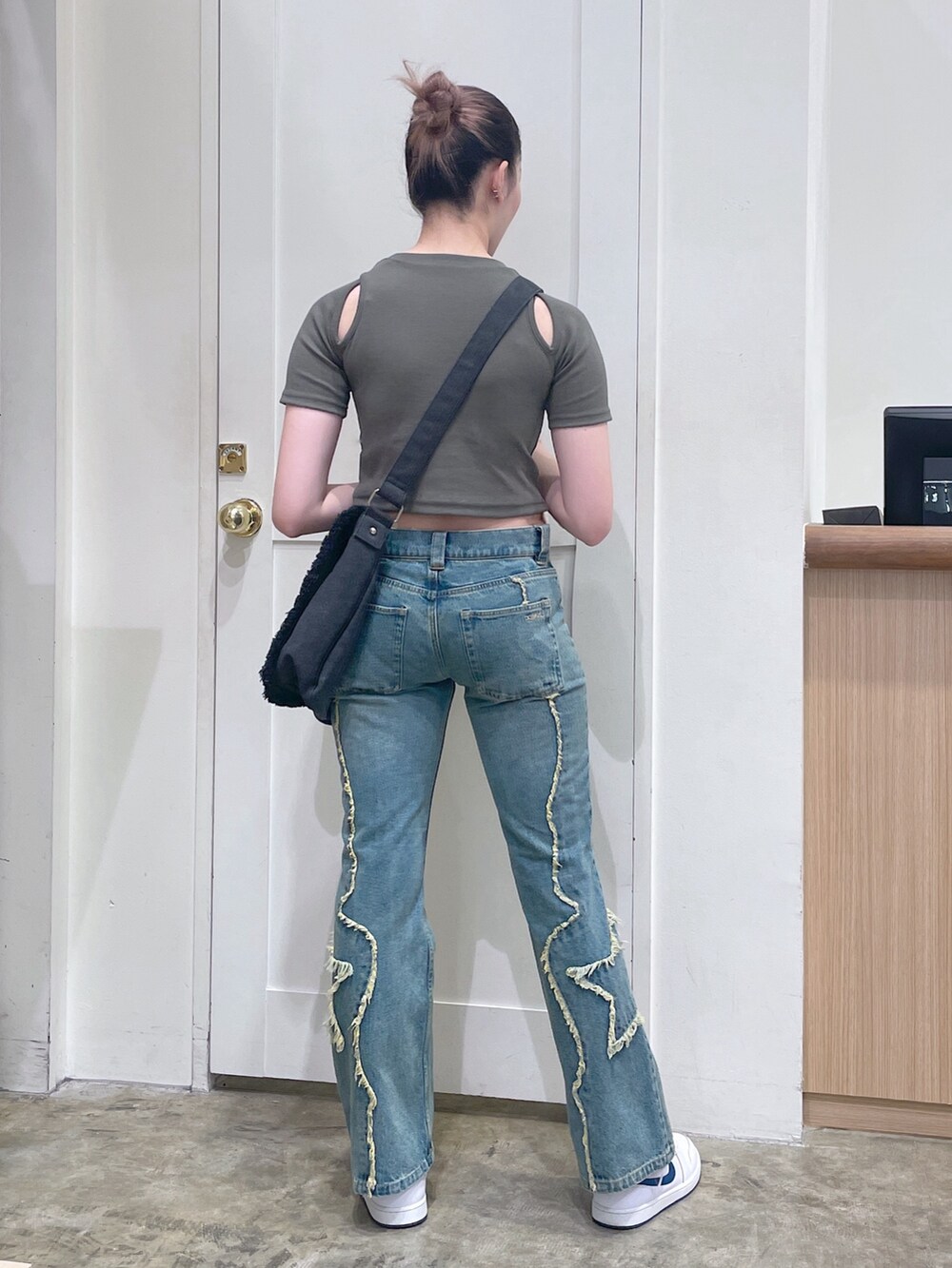 グリーン系のTシャツ/カットソー、ブルー系のデニムパンツ、ブラック系のショルダーバッグを着用したメンズの夏コーディネートの3枚目の写真