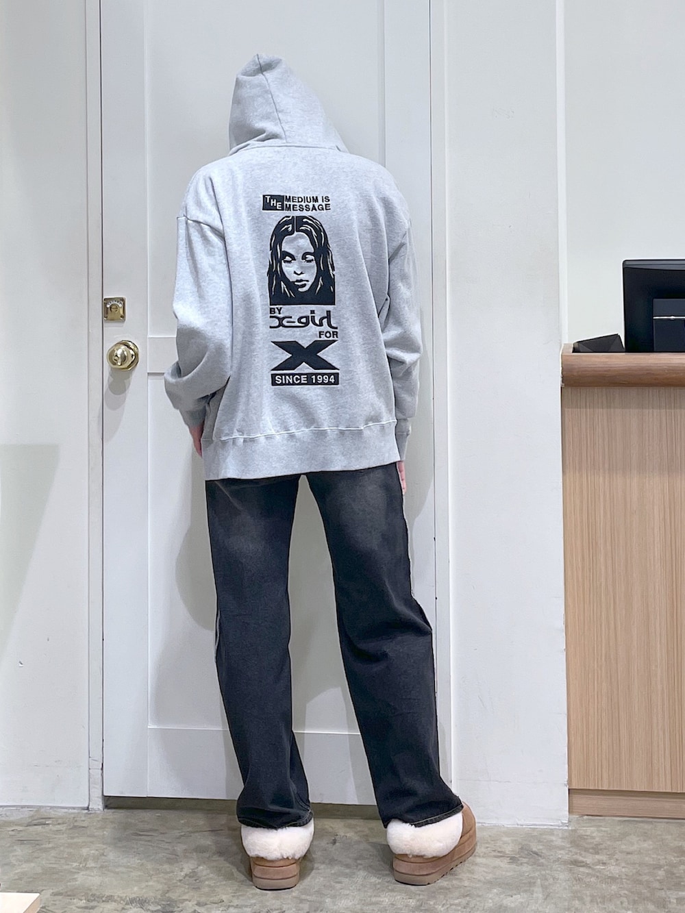 グレー系のパーカー、ホワイト系のTシャツ/カットソー、ブラック系のデニムパンツを着用したメンズの秋コーディネートの3枚目の写真