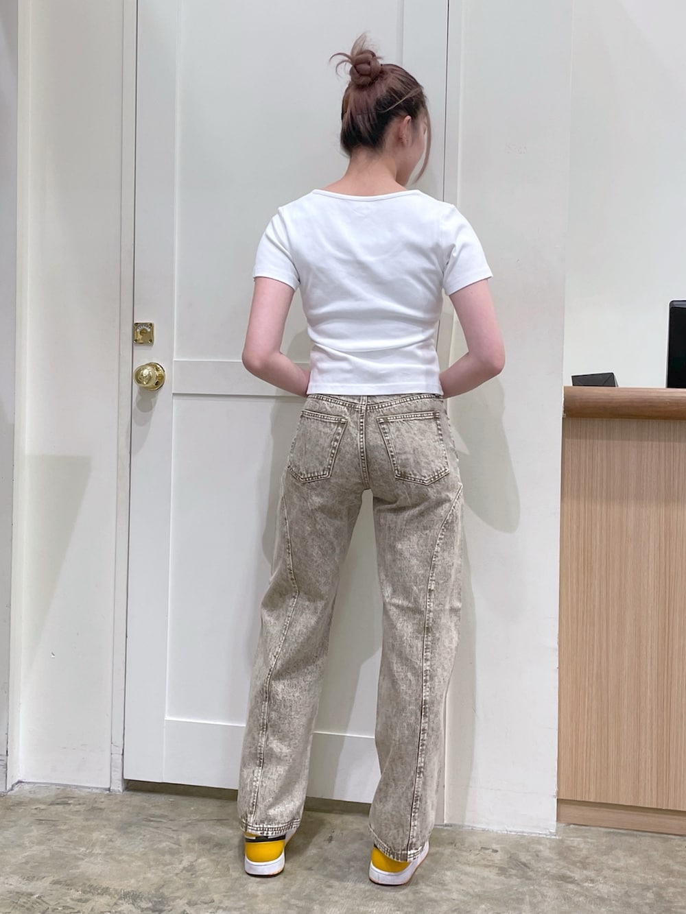 ベージュ系のその他パンツ、ホワイト系のTシャツ/カットソーを着用したメンズの春コーディネートの3枚目の写真