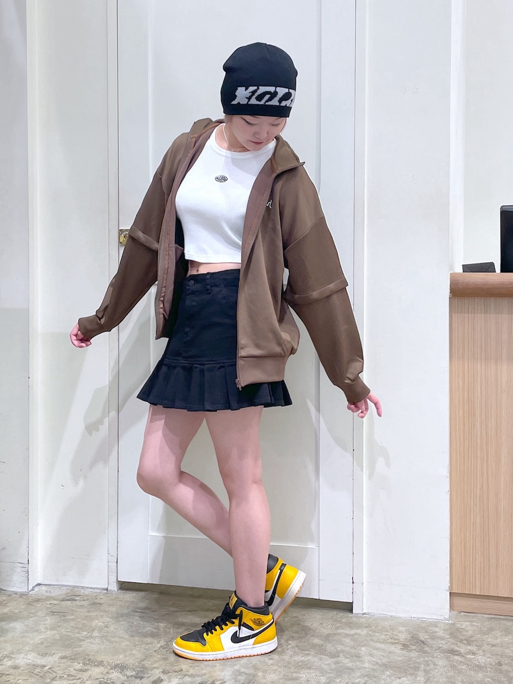 ブラウン系のジャージ、ホワイト系のTシャツ/カットソー、ブラック系のスカートを着用したメンズの夏コーディネートの2枚目の写真