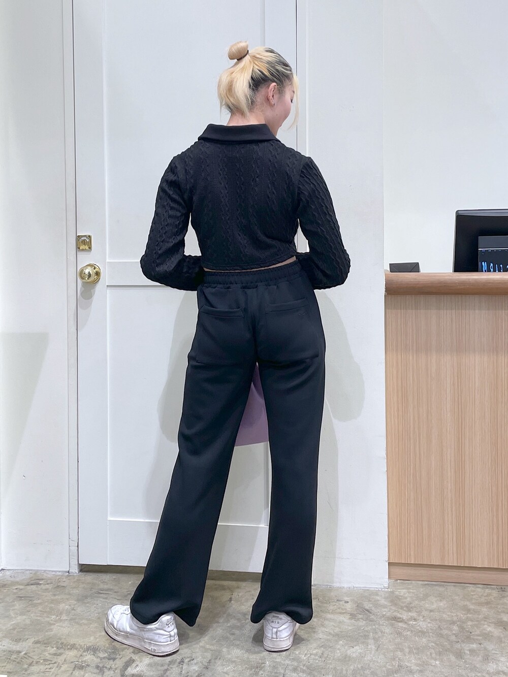 ブラック系のシャツ/ブラウス、ブラック系のその他パンツ、パープル系のショルダーバッグを着用したレディースの春コーディネートの3枚目の写真