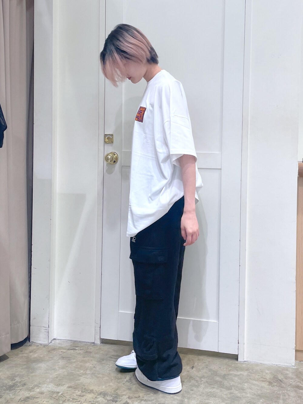 ホワイト系のワンピース、ブラック系のスウェットパンツ、シルバー系のブレスレットを着用したメンズの夏コーディネートの2枚目の写真