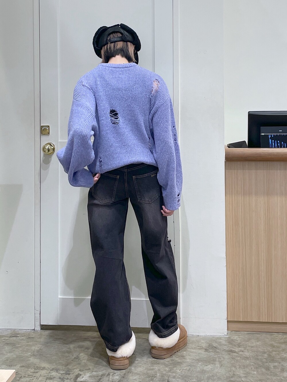 パープル系のニット/セーター、ブラック系のデニムパンツ、ブラック系のキャップを着用したメンズの冬コーディネートの3枚目の写真