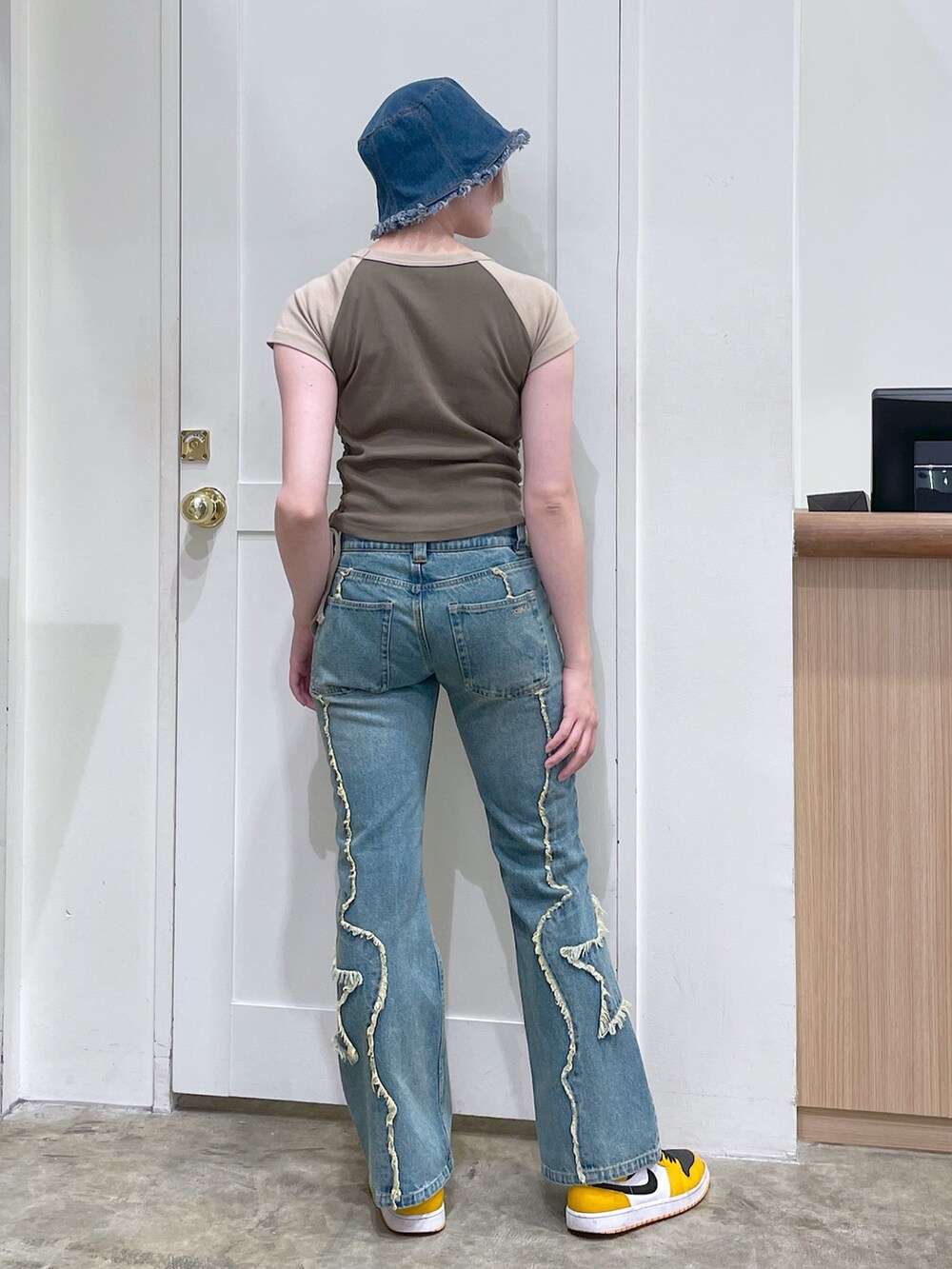 ブルー系のデニムパンツ、グリーン系のTシャツ/カットソーを着用したメンズの夏コーディネートの3枚目の写真