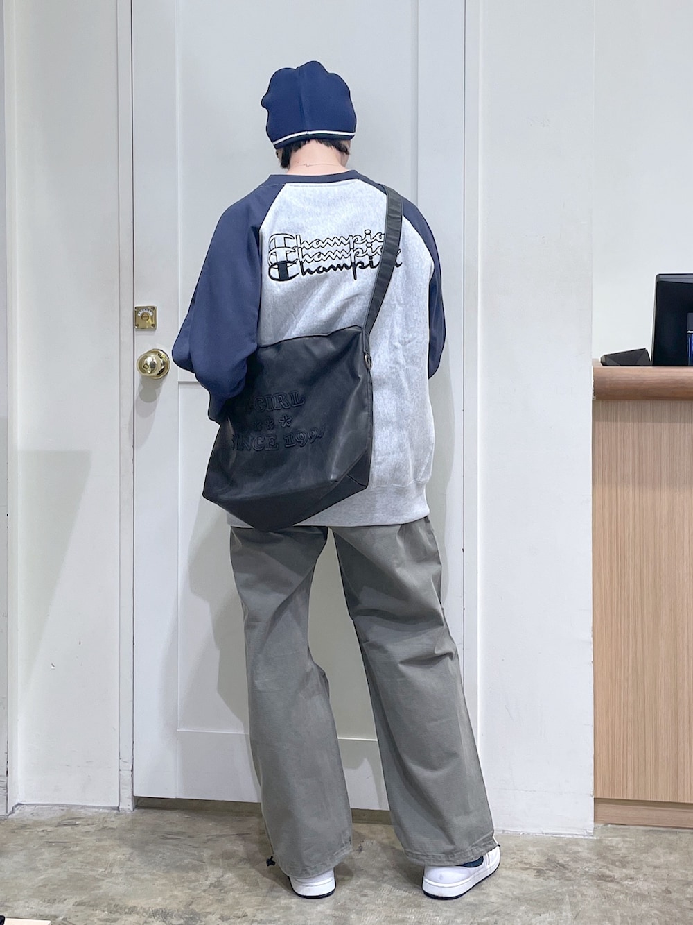 グレー系のスウェット、ブラック系のショルダーバッグ、グリーン系のその他パンツを着用したメンズの秋コーディネートの4枚目の写真