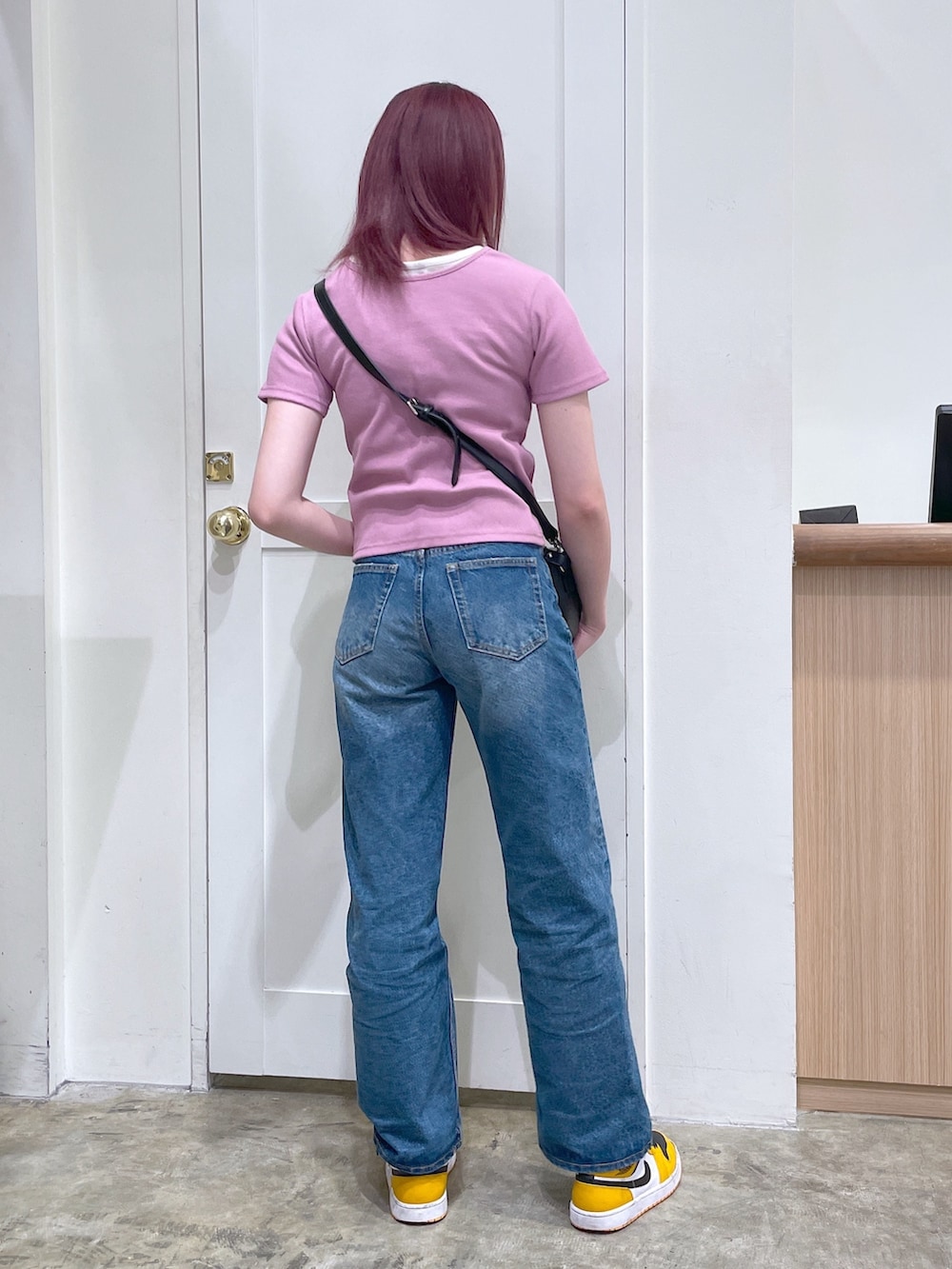 ホワイト系のTシャツ/カットソー、ピンク系のTシャツ/カットソー、ブルー系のデニムパンツを着用したメンズの春コーディネートの3枚目の写真