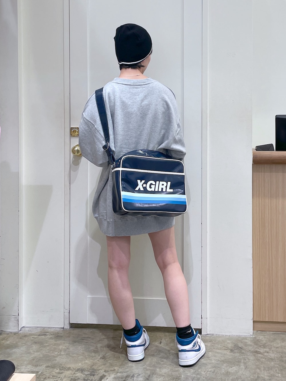 ブルー系のショルダーバッグ、グレー系のスウェット、ブラック系のニットキャップ/ビーニーを着用したメンズの秋コーディネートの3枚目の写真