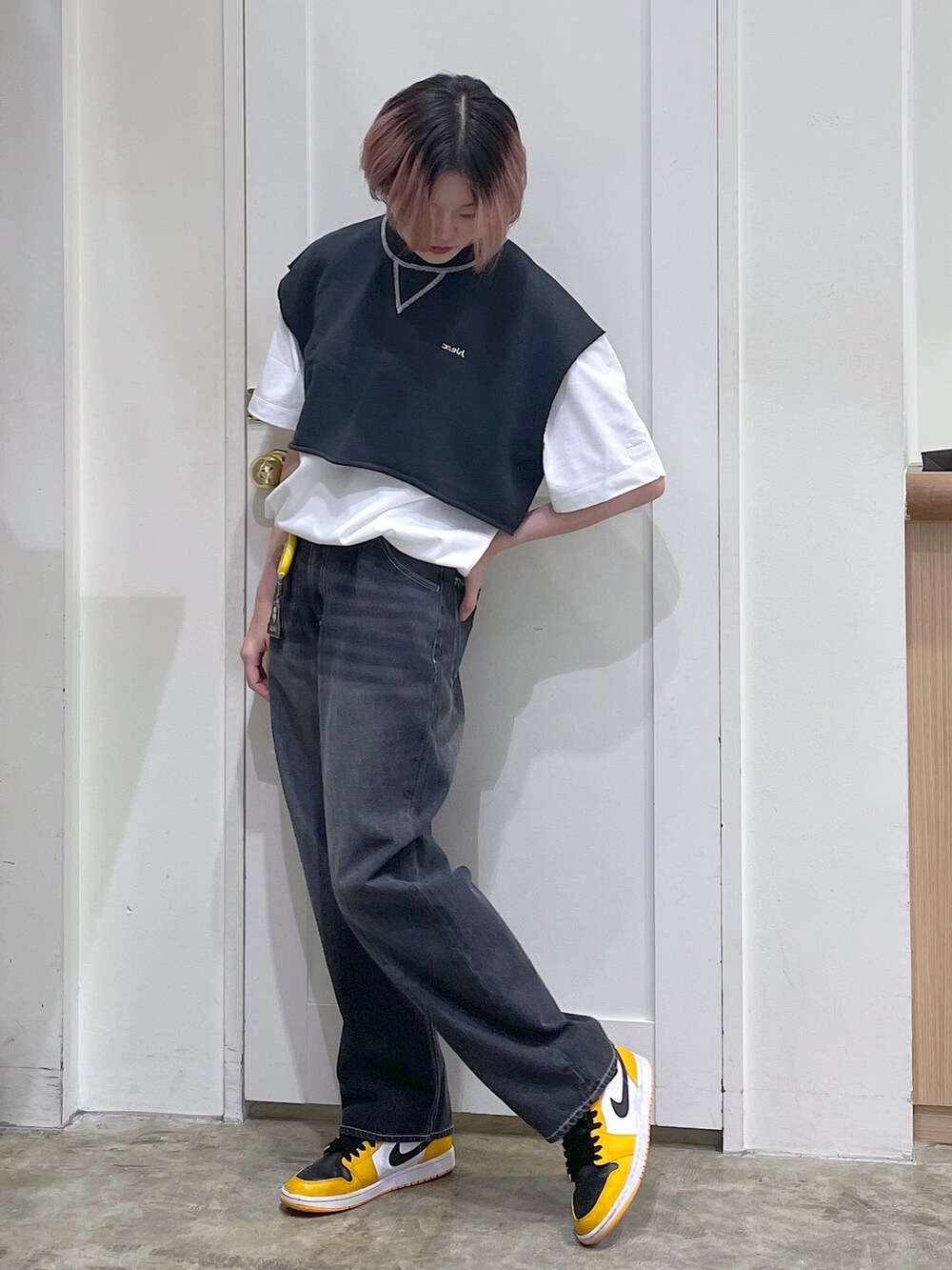 ホワイト系のTシャツ/カットソー、グレー系のベスト、ブラック系のデニムパンツを着用したメンズの夏コーディネートの2枚目の写真