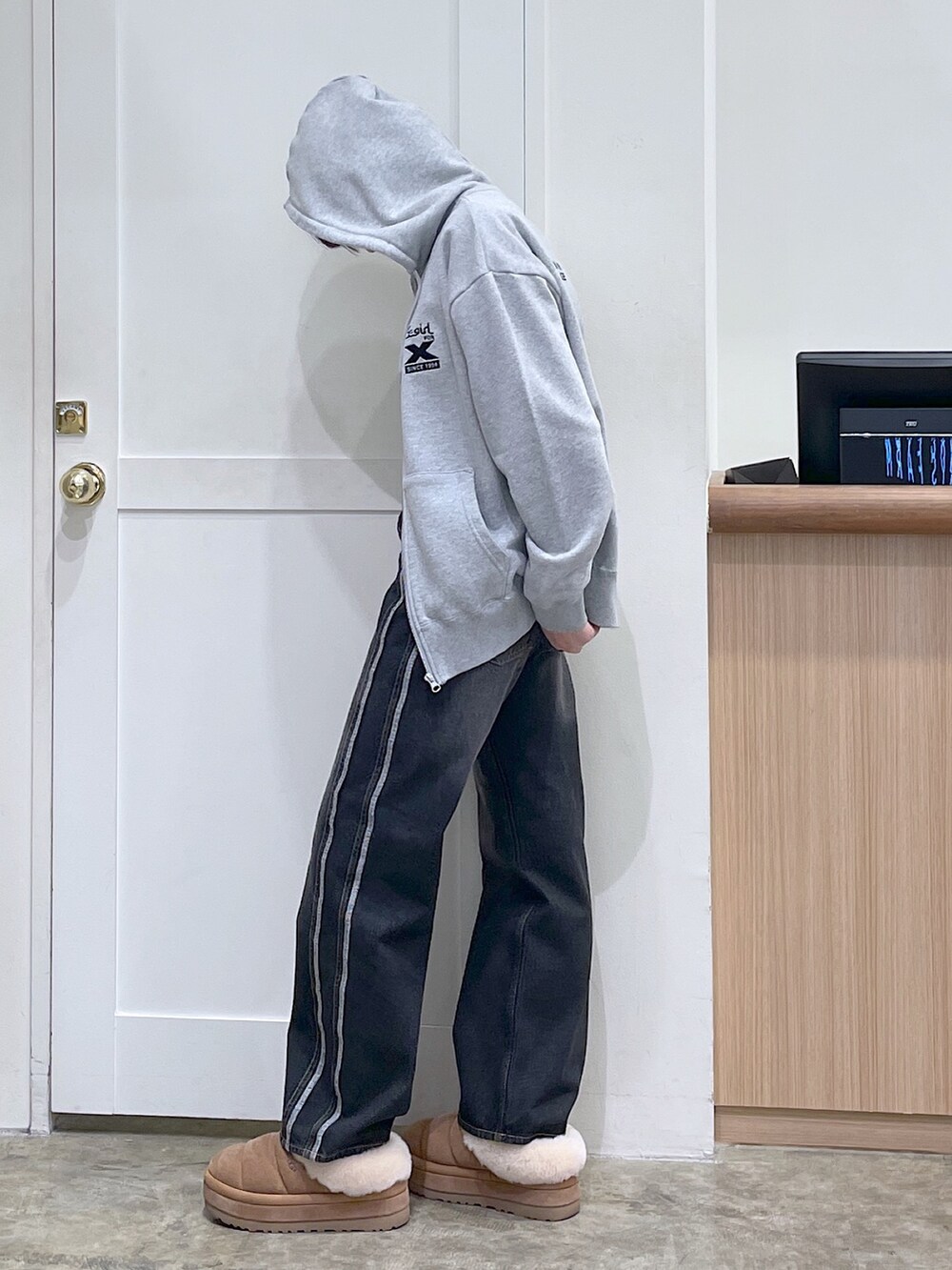 グレー系のパーカー、ホワイト系のTシャツ/カットソー、ブラック系のデニムパンツを着用したメンズの秋コーディネートの4枚目の写真