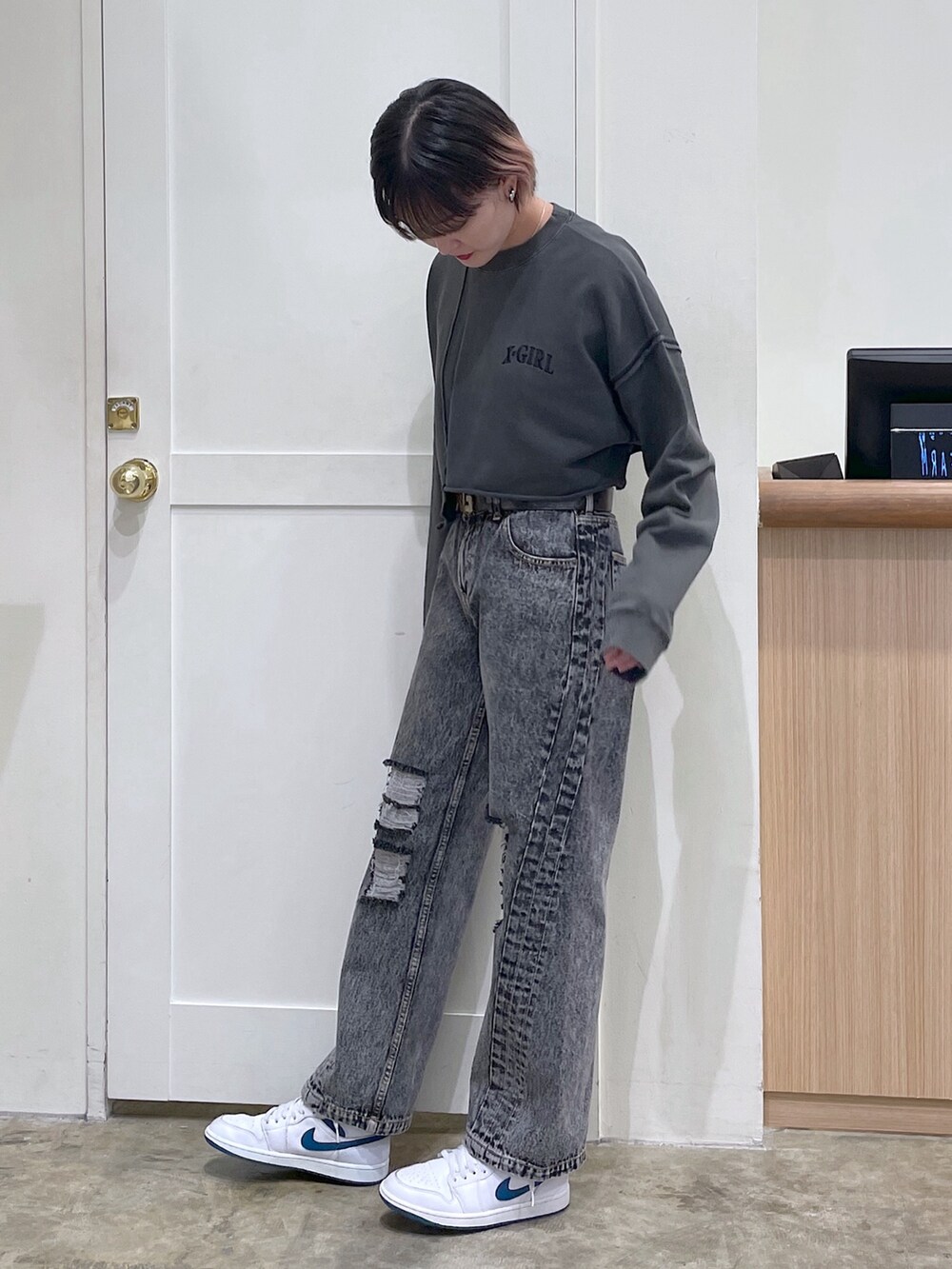 ブラック系のスウェット、ブラック系のデニムパンツ、ゴールド系のベルトを着用したメンズの秋コーディネートの2枚目の写真