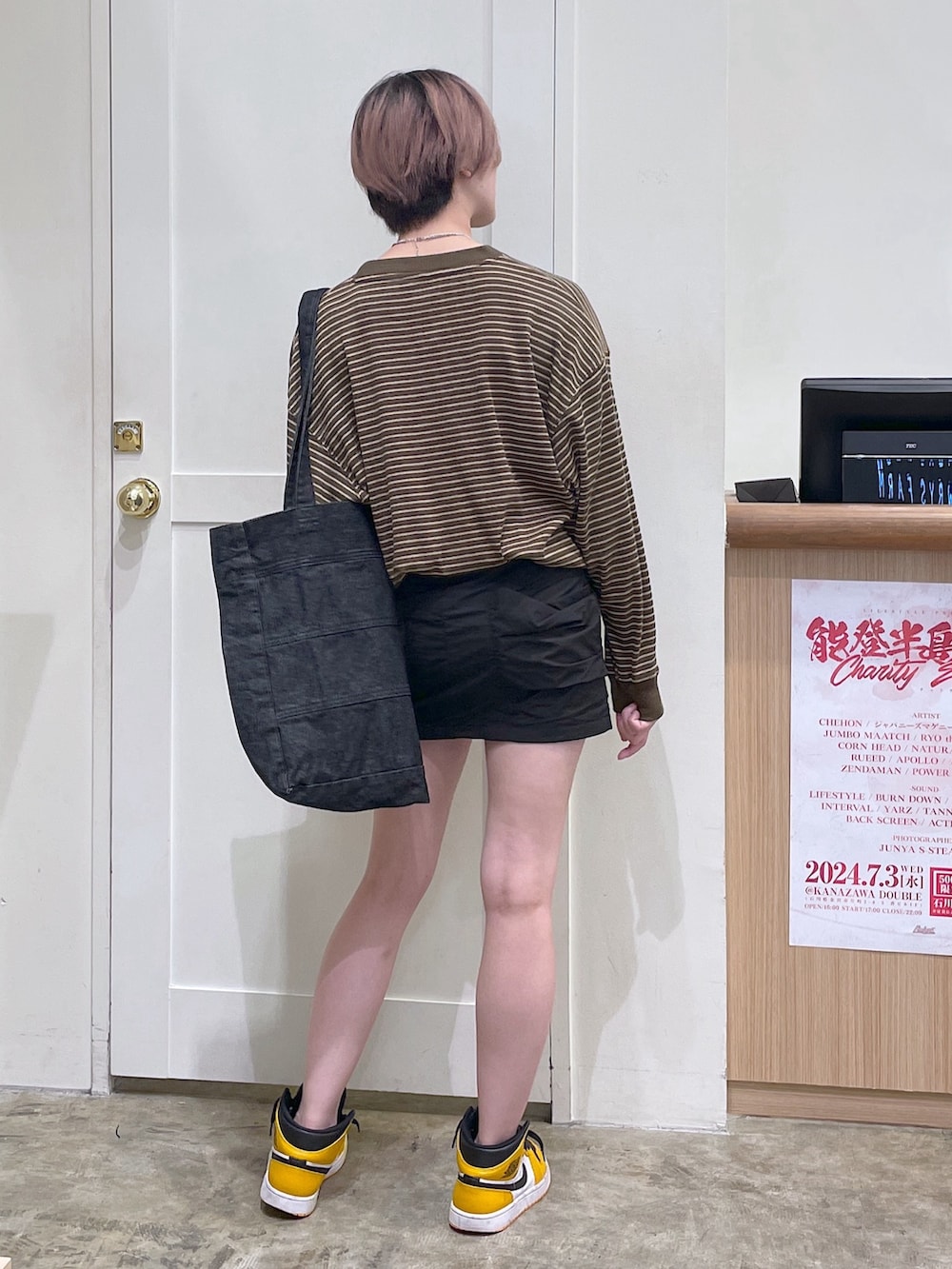 ブラック系のトートバッグ、ブラック系のスカート、ブラウン系のTシャツ/カットソーを着用したメンズの夏コーディネートの3枚目の写真