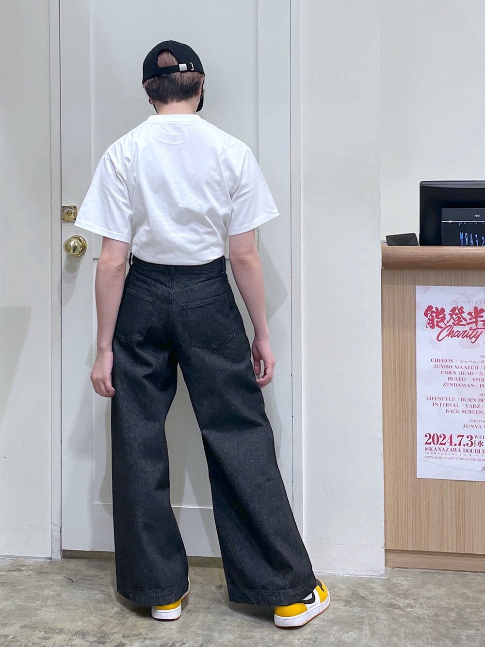 ブラック系のデニムパンツ、ホワイト系のTシャツ/カットソー、ブラック系のキャップを着用したメンズの夏コーディネートの4枚目の写真