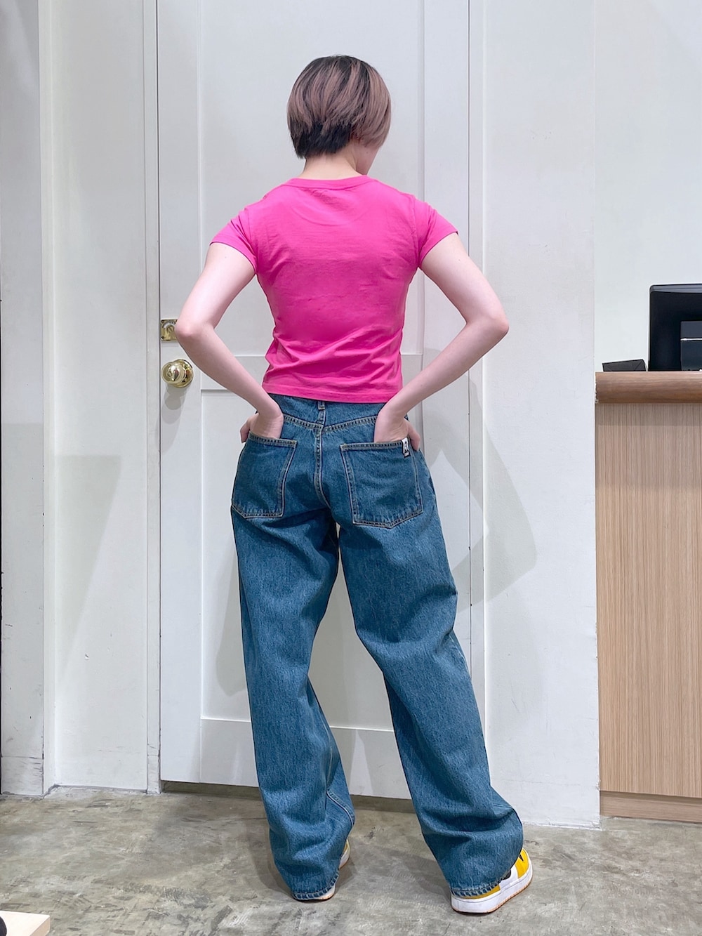 ブルー系のデニムパンツ、ピンク系のTシャツ/カットソー、ブラック系のキーケース/キーアクセサリーを着用したメンズの夏コーディネートの3枚目の写真