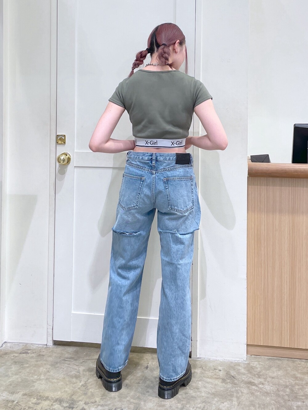 グリーン系のTシャツ/カットソー、ブルー系のデニムパンツ、ブラック系のショルダーバッグを着用したメンズの春コーディネートの3枚目の写真