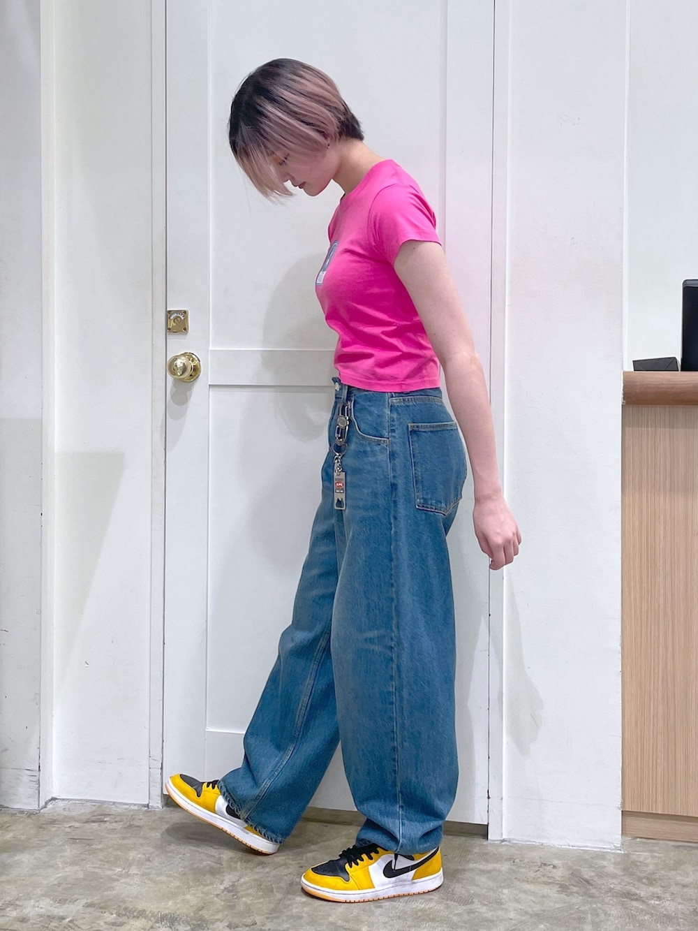 ブルー系のデニムパンツ、ピンク系のTシャツ/カットソー、ブラック系のキーケース/キーアクセサリーを着用したメンズの夏コーディネートの2枚目の写真