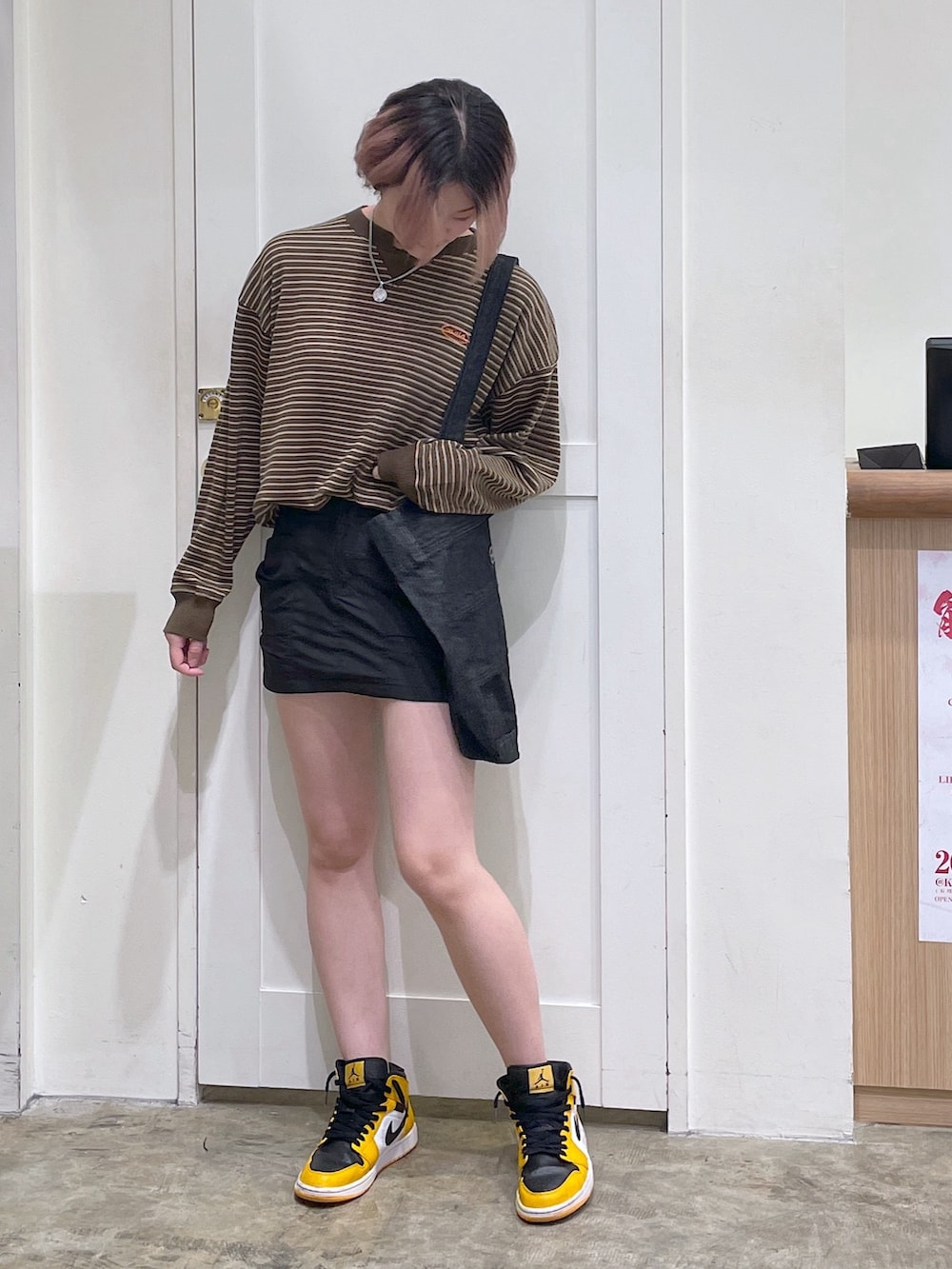 ブラック系のトートバッグ、ブラック系のスカート、ブラウン系のTシャツ/カットソーを着用したメンズの夏コーディネートの2枚目の写真