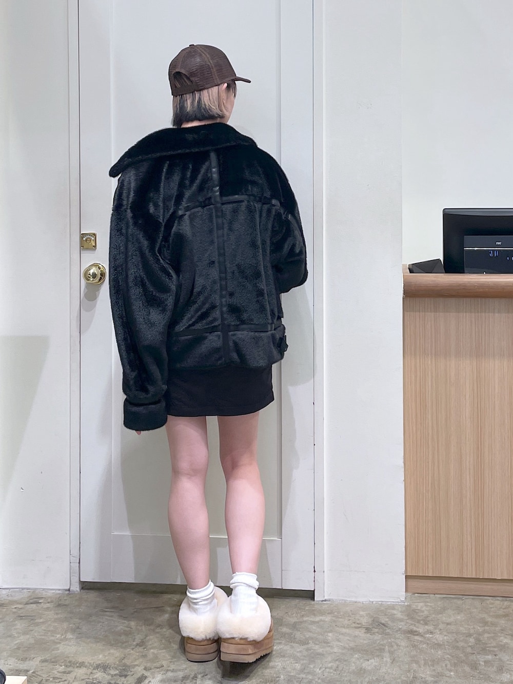 ブラック系のブルゾン、ブラック系のスカート、ホワイト系のTシャツ/カットソーを着用したメンズの秋コーディネートの5枚目の写真