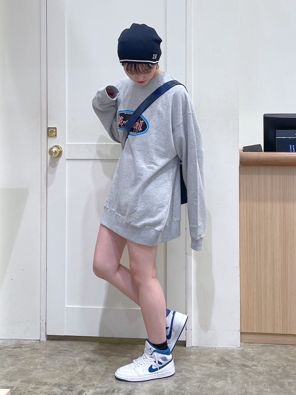 ブルー系のショルダーバッグ、グレー系のスウェット、ブラック系のニットキャップ/ビーニーを着用したメンズの秋コーディネートの2枚目の写真