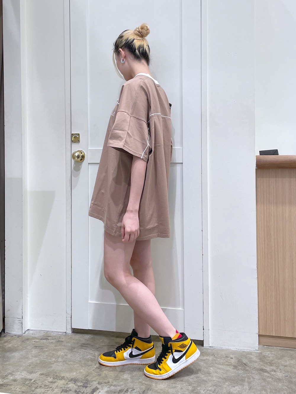 ブラウン系のワンピース、ブラック系のショルダーバッグ、ブラック系のキーホルダーを着用したメンズの春コーディネートの2枚目の写真