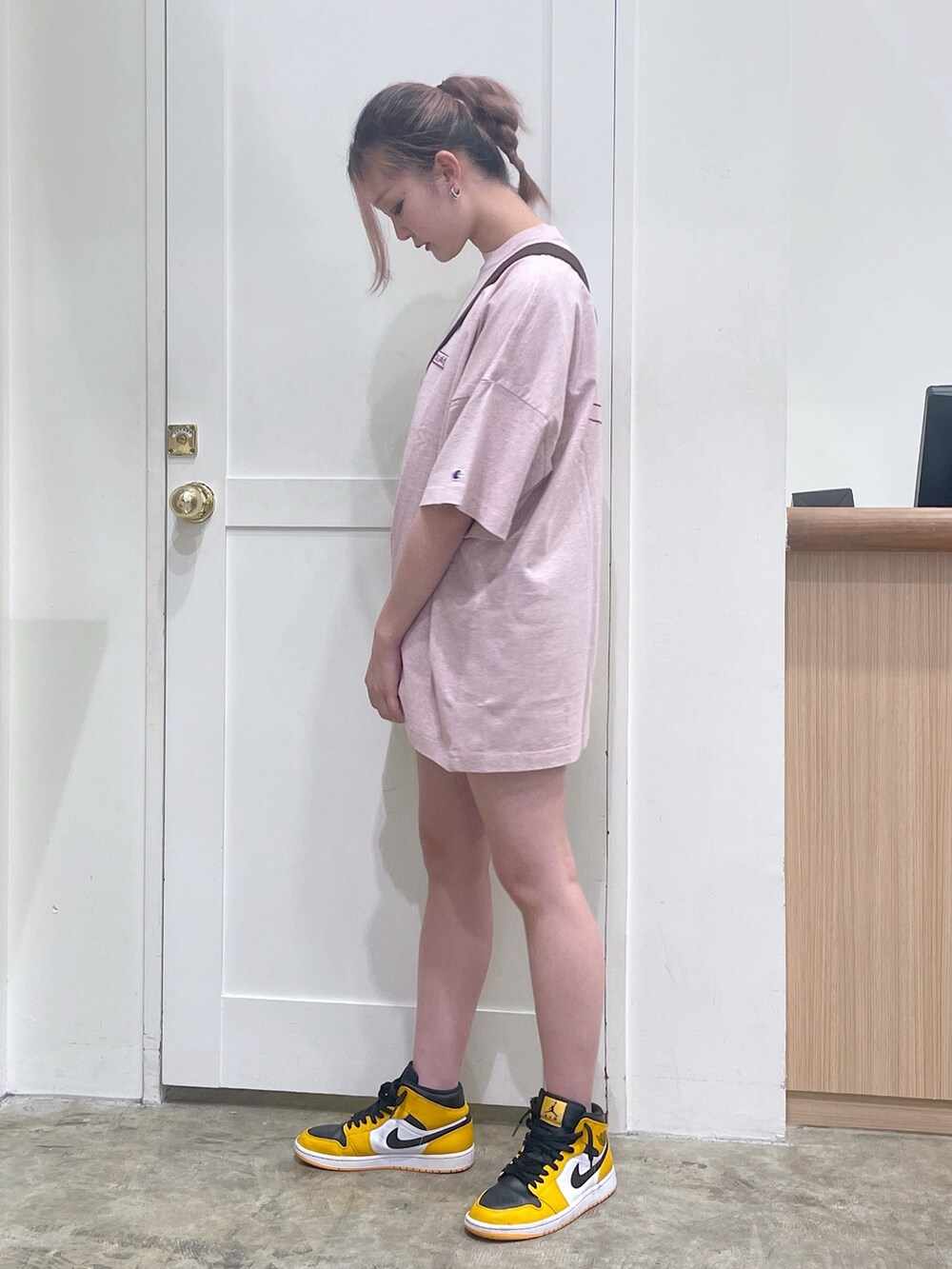 ピンク系のワンピースを着用したメンズの春コーディネートの2枚目の写真