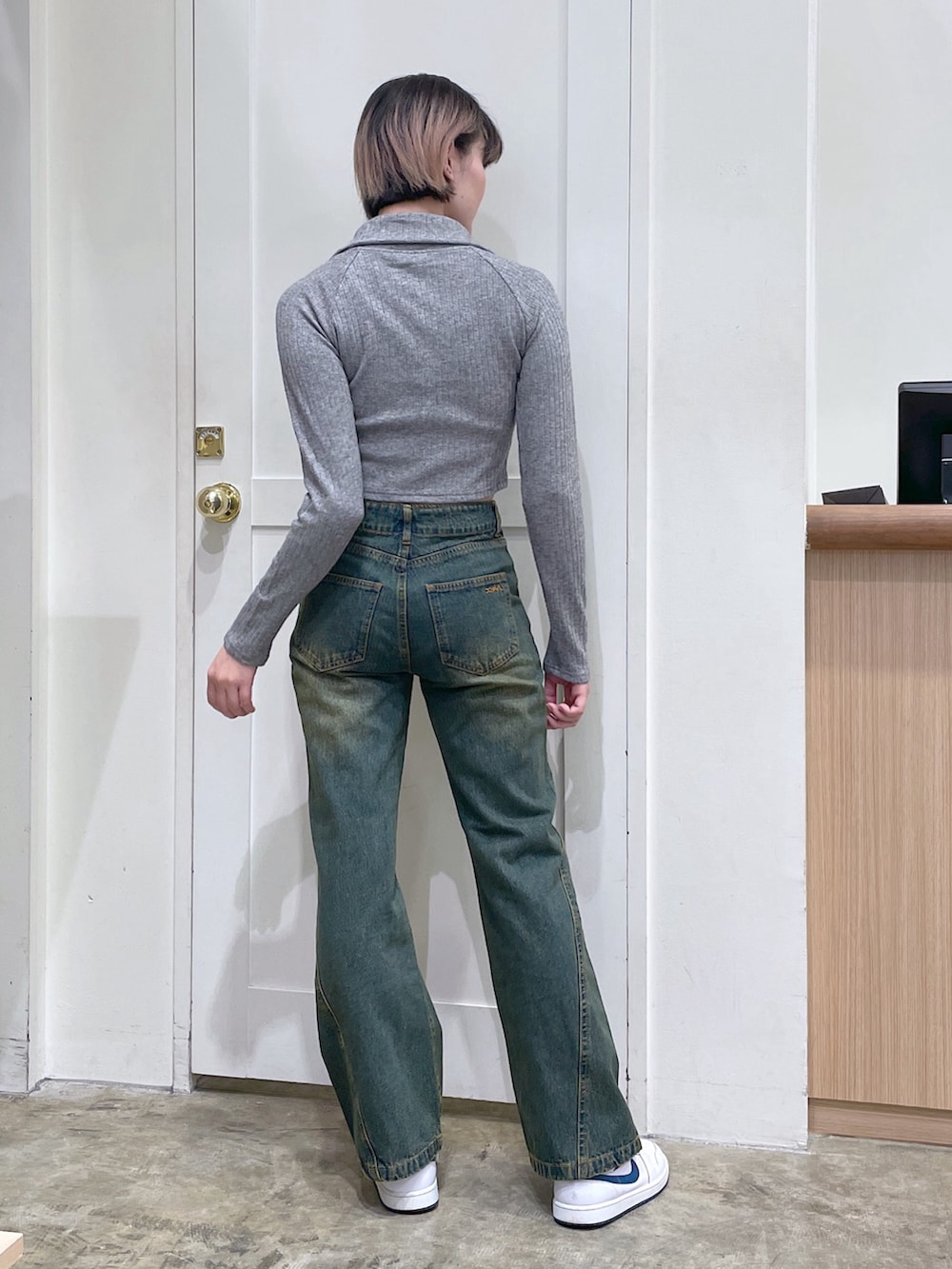 グレー系のTシャツ/カットソー、ブルー系のデニムパンツ、ホワイト系のコインケースを着用したメンズの秋コーディネートの4枚目の写真