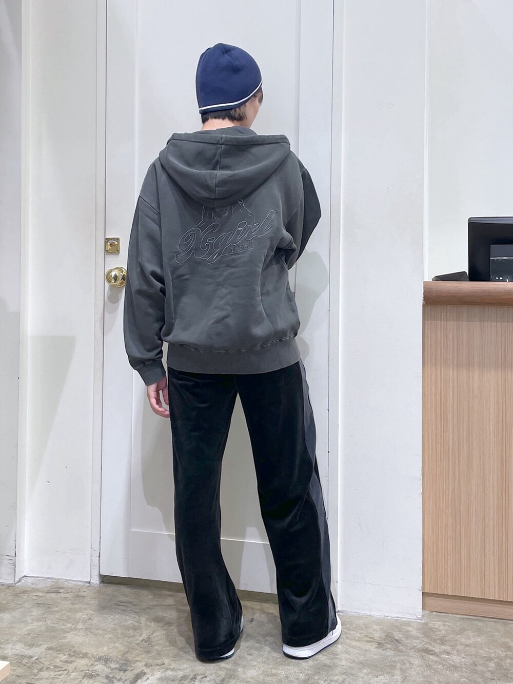 ブラック系のパーカー、ブラック系のその他パンツ、ブルー系のニットキャップ/ビーニーを着用したメンズの秋コーディネートの4枚目の写真