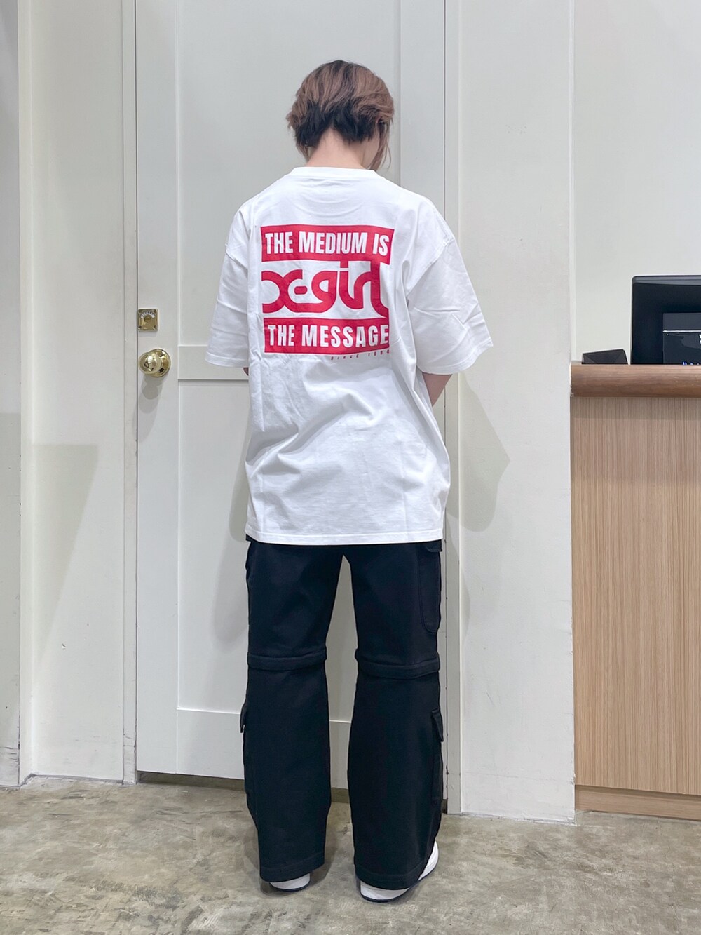 ブラック系のパーカー、ホワイト系のTシャツ/カットソー、ブラック系のカーゴパンツを着用したメンズの夏コーディネートの4枚目の写真