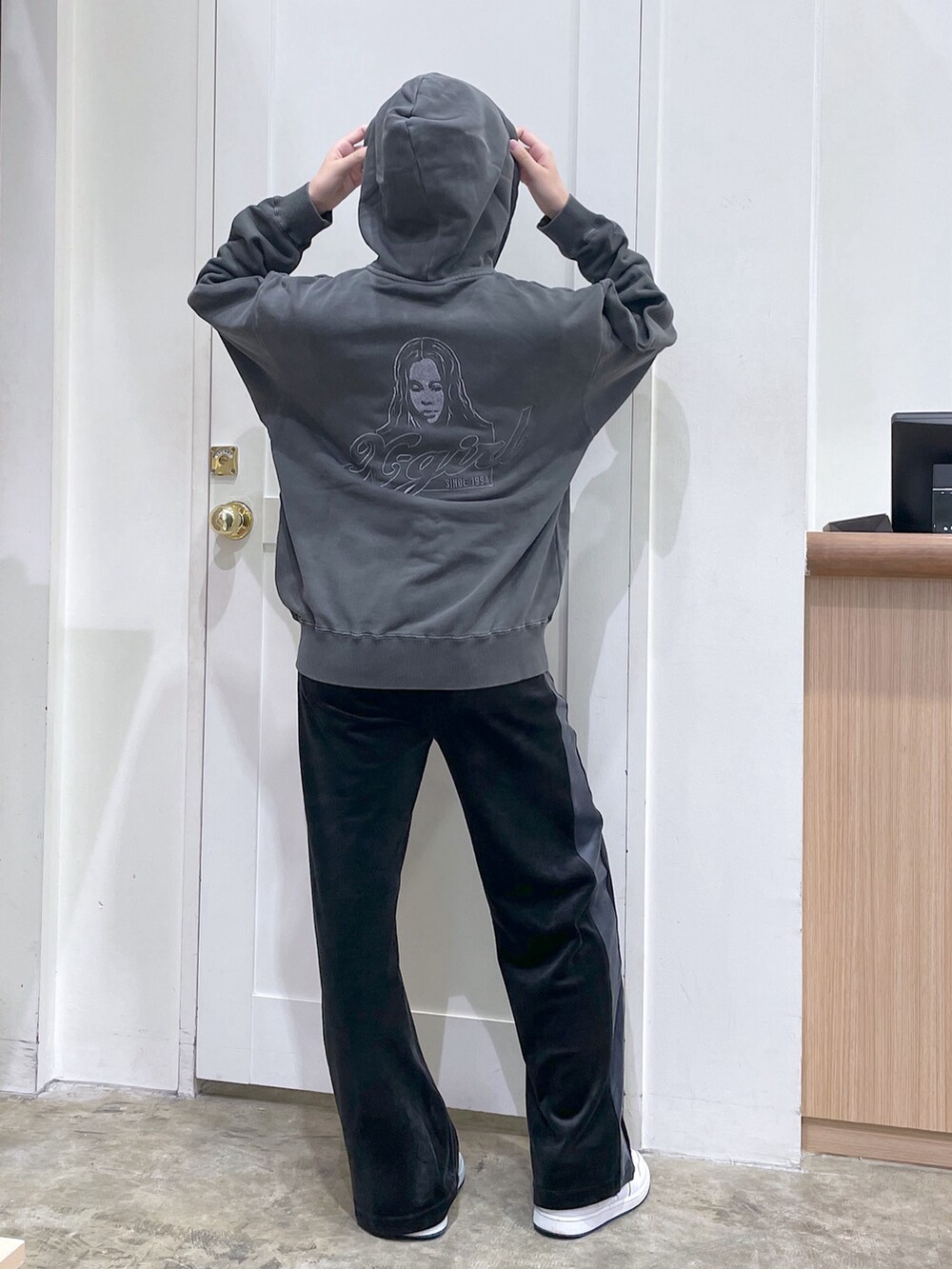ブラック系のパーカー、ブラック系のその他パンツ、ブルー系のニットキャップ/ビーニーを着用したメンズの秋コーディネートの5枚目の写真