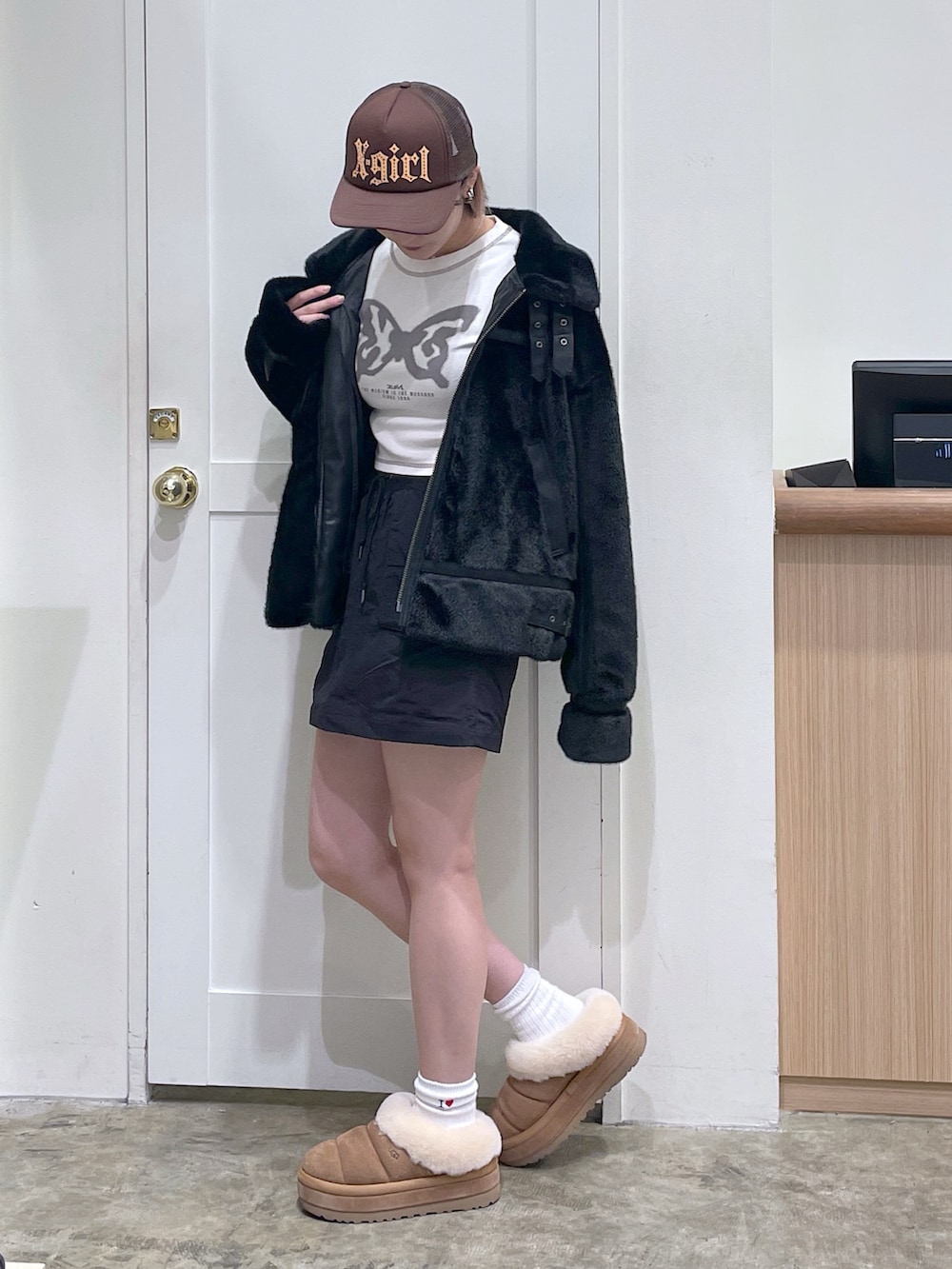 ブラック系のブルゾン、ブラック系のスカート、ホワイト系のTシャツ/カットソーを着用したメンズの秋コーディネートの3枚目の写真