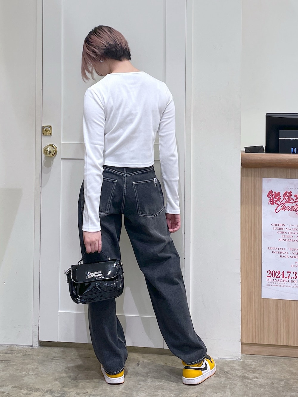 ホワイト系のカーディガン/ボレロ、ブラック系のデニムパンツ、ブラック系のショルダーバッグを着用したメンズの夏コーディネートの3枚目の写真