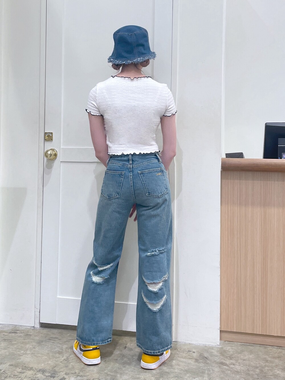 ブルー系のデニムパンツ、ホワイト系のTシャツ/カットソー、ブルー系のハットを着用したメンズの春コーディネートの3枚目の写真