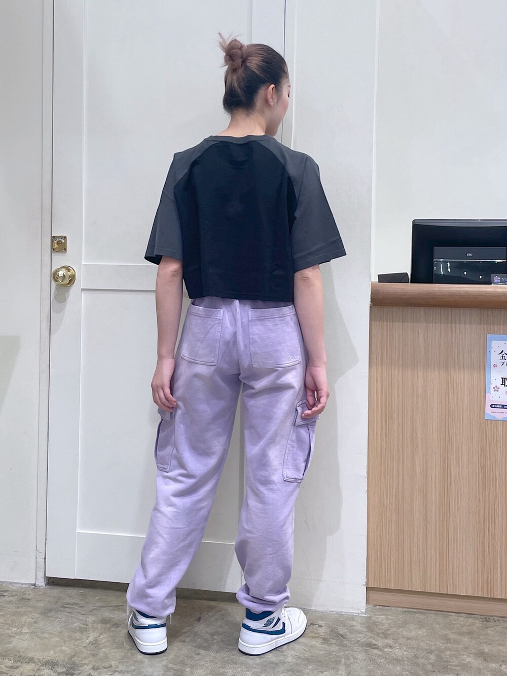 パープル系のスウェットパンツ、ブラック系のTシャツ/カットソー、ブラック系のショルダーバッグを着用したメンズの夏コーディネートの3枚目の写真