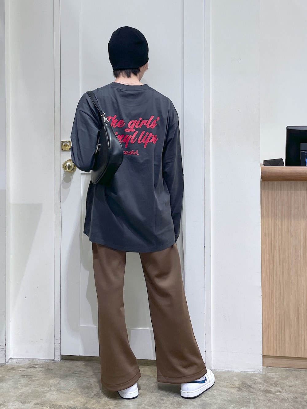 グレー系のTシャツ/カットソー、ブラウン系のその他パンツ、ブラック系のショルダーバッグを着用したメンズの夏コーディネートの3枚目の写真