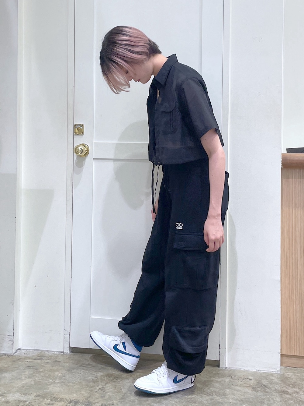 ブラック系のスウェットパンツ、ブラック系のシャツ/ブラウス、グリーン系のタンクトップを着用したメンズの夏コーディネートの2枚目の写真