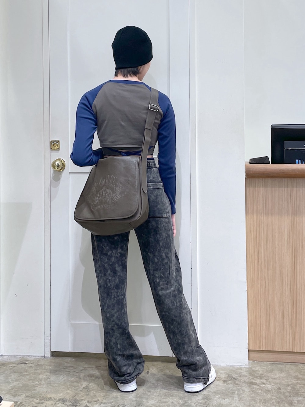 グリーン系のTシャツ/カットソー、ブラック系のスウェットパンツ、ブラック系のニットキャップ/ビーニーを着用したメンズの秋コーディネートの3枚目の写真