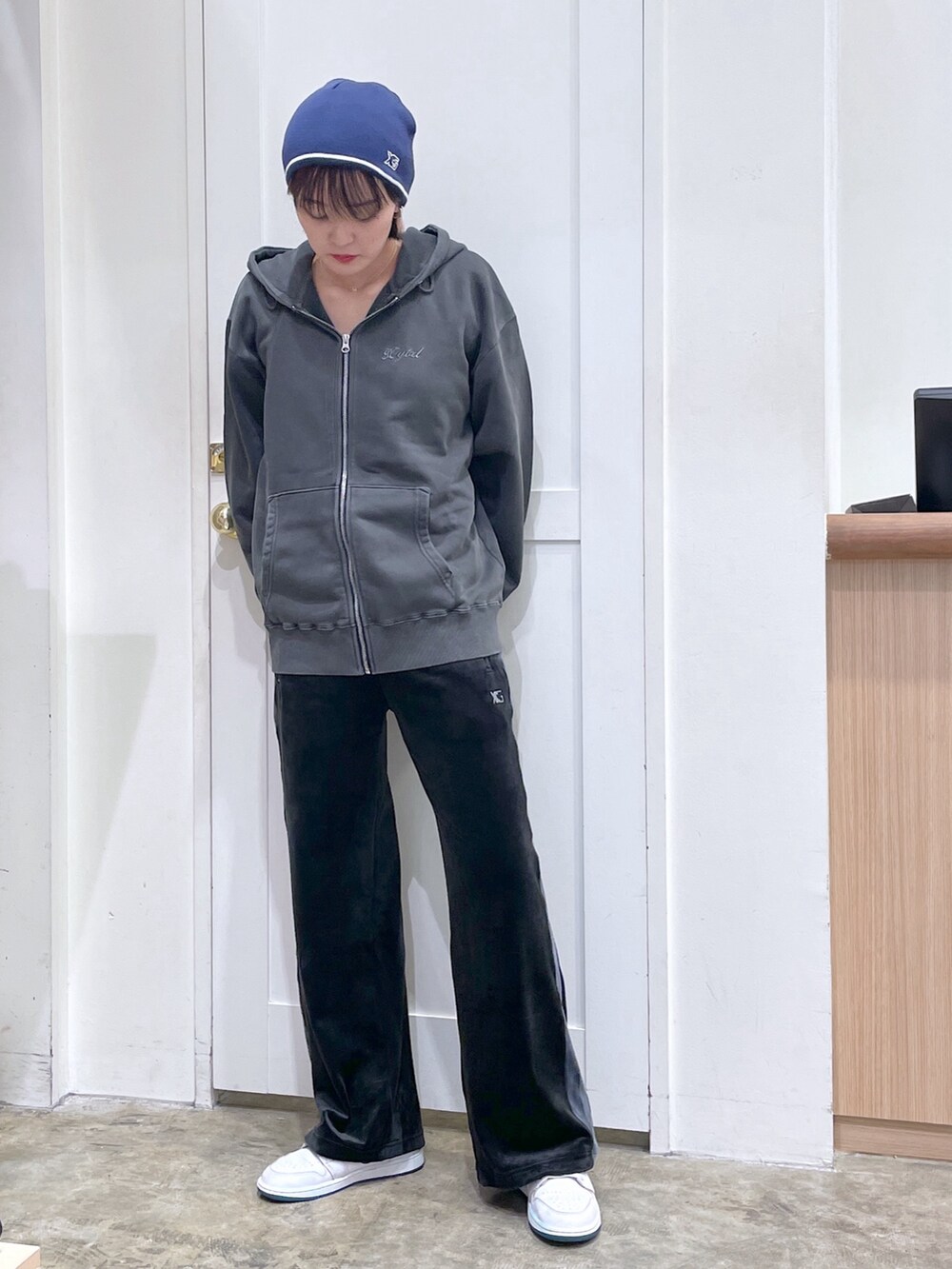 ブラック系のパーカー、ブラック系のその他パンツ、ブルー系のニットキャップ/ビーニーを着用したメンズの秋コーディネートの2枚目の写真