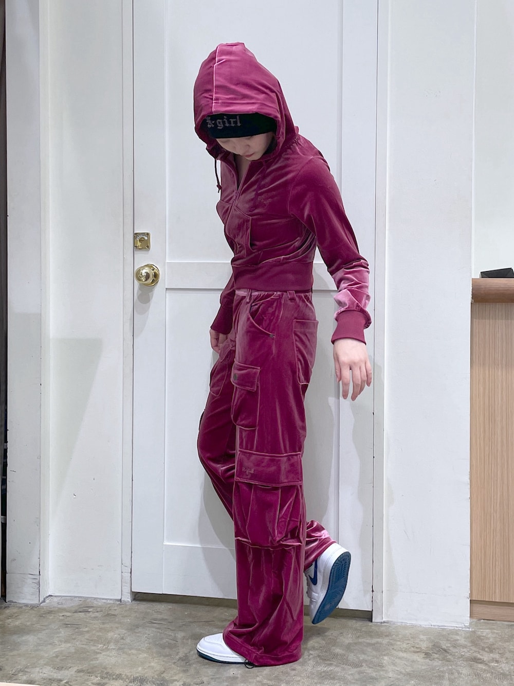 ピンク系のパーカー、ピンク系のカーゴパンツ、ブラック系のニットキャップ/ビーニーを着用したメンズの秋コーディネートの3枚目の写真