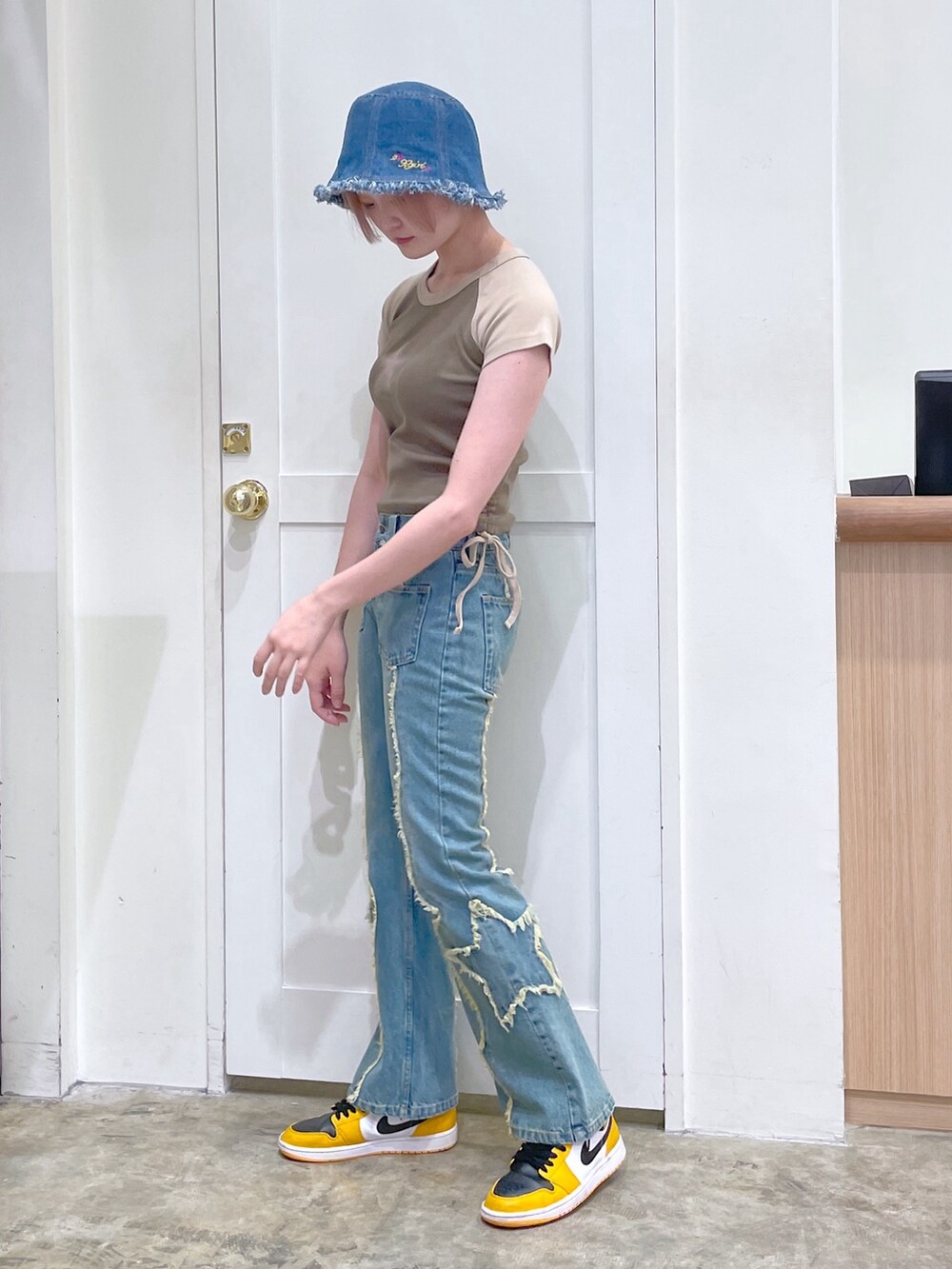 ブルー系のデニムパンツ、グリーン系のTシャツ/カットソーを着用したメンズの夏コーディネートの2枚目の写真